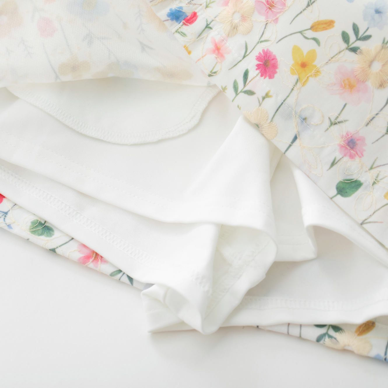 White Floral Embroidery Low-Waisted Mini Skirt